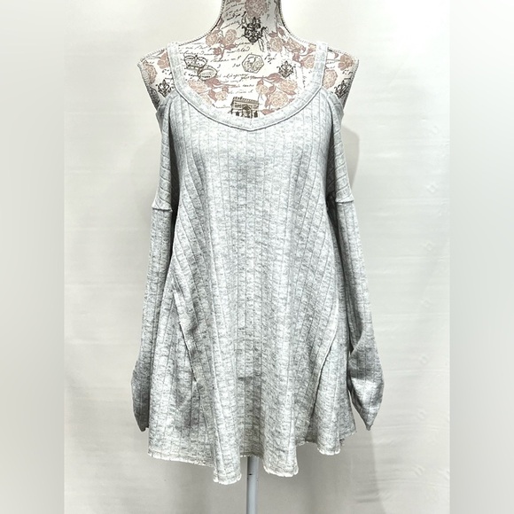 UMGEE Light gray ribbed cold shoulder knit top‎ size M - Picture 2 of 15